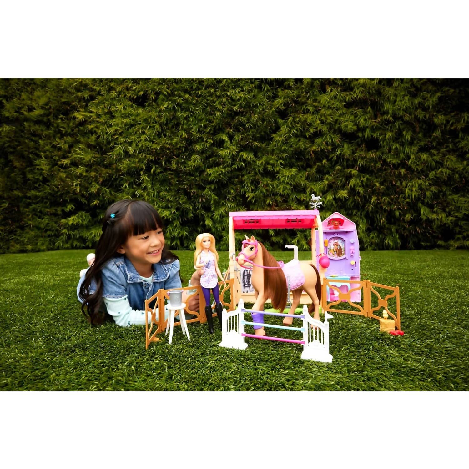 Barbie - Mysteries - The Great Horse Chase Stable Playset - Mattel