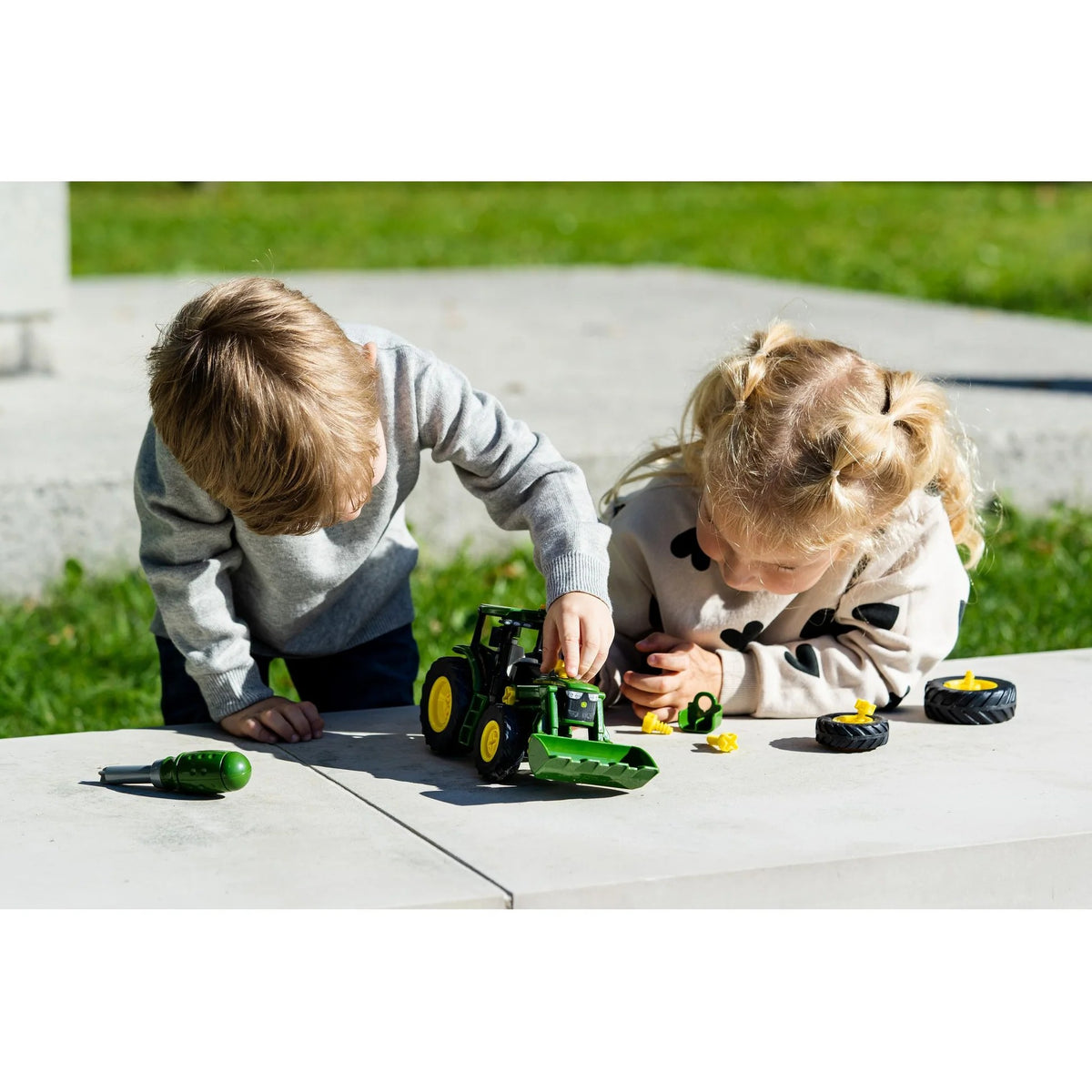 John Deere - 6215R 1:24 Tractor with Front Loader