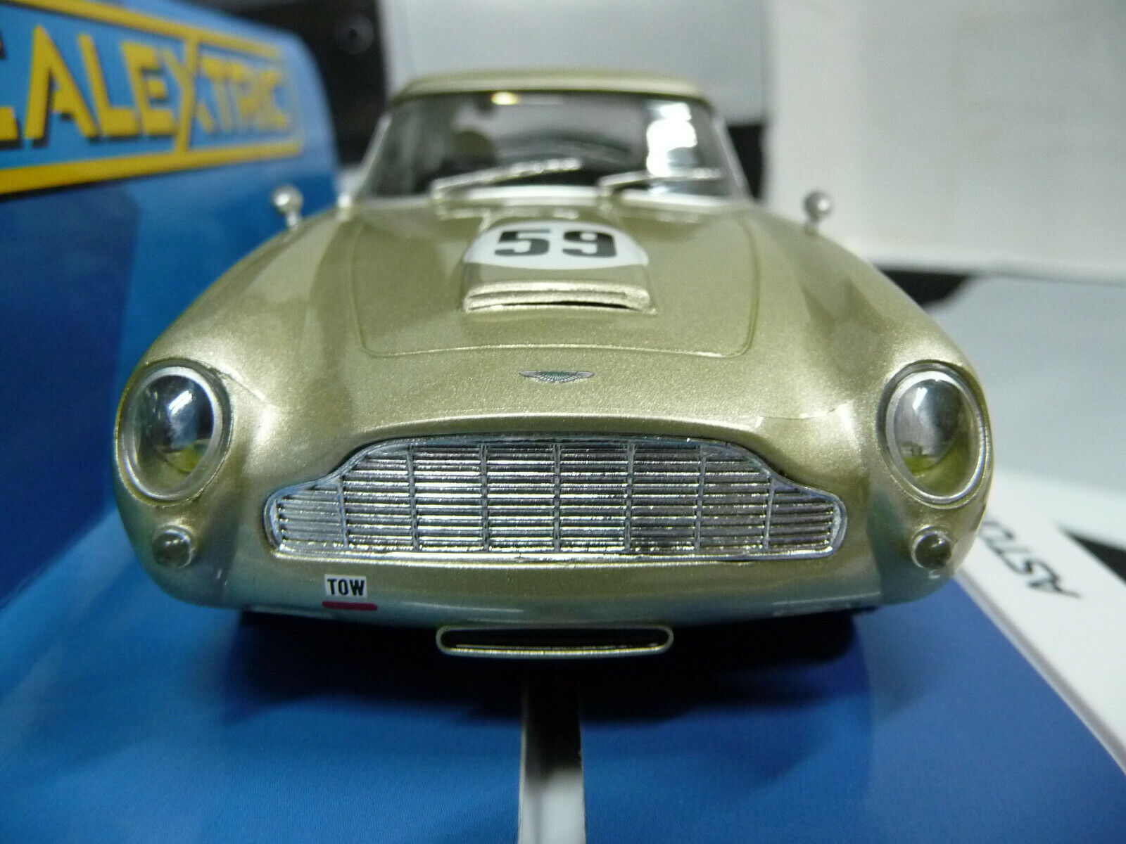 SCALEXTRIC - C4166 1:32 ASTON MARTIN DB5 WHITE GOLD SLOT CAR