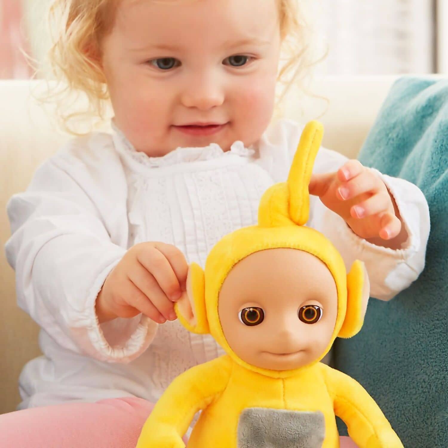 Teletubbies - Talking Laa-laa (Includes non-replaceable button batteries)