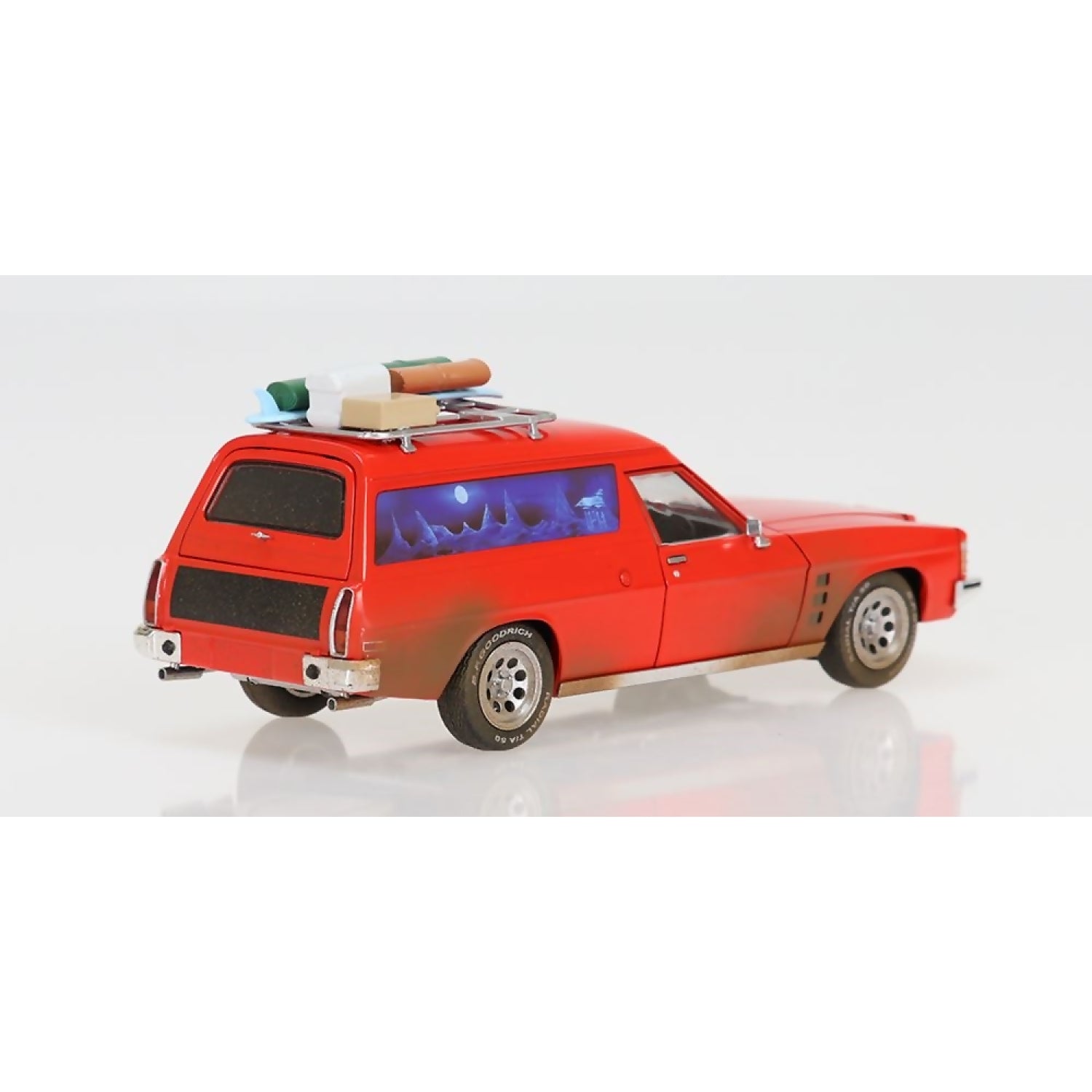 DDA COLLECTIBLES - 1:24 SCALE - MAX'S 1975 HJ HOLDEN SANDMAN PANELVAN DIRTY VERSION MOVIE FULLY DETAILED OPENING DOORS BONNET TAILGATE ROOF RACK - DIECAST MODEL