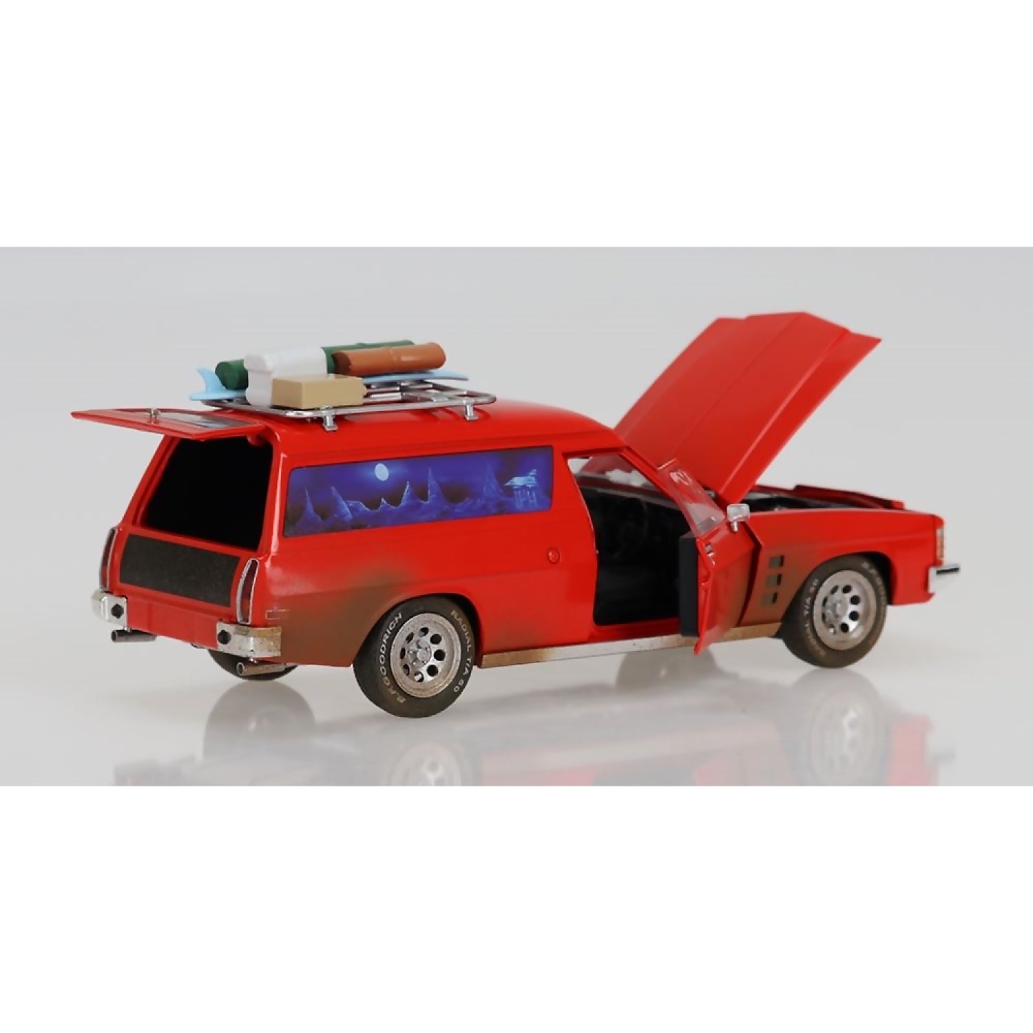 DDA COLLECTIBLES - 1:24 SCALE - MAX'S 1975 HJ HOLDEN SANDMAN PANELVAN DIRTY VERSION MOVIE FULLY DETAILED OPENING DOORS BONNET TAILGATE ROOF RACK - DIECAST MODEL