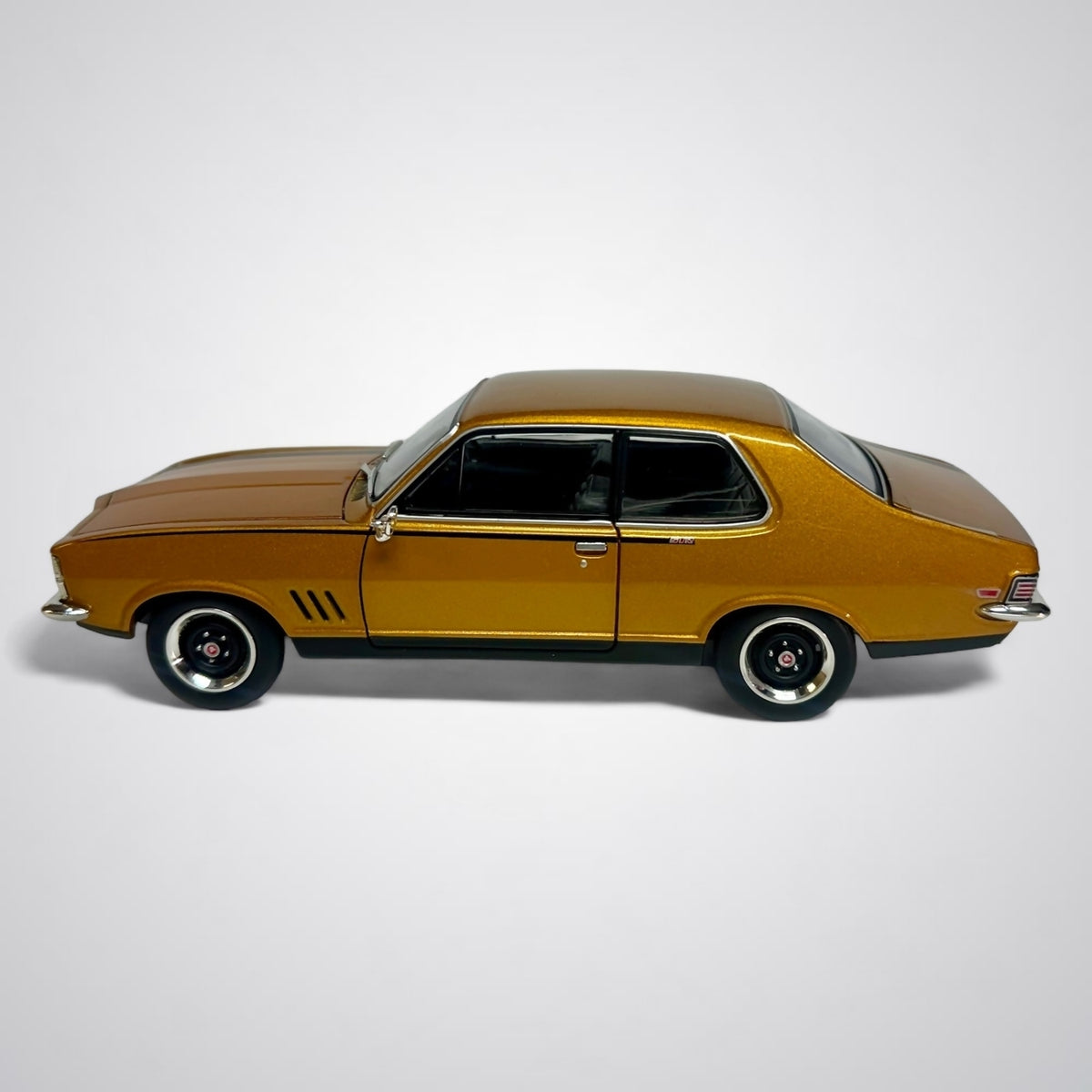 DDA COLLECTIBLES - 1:24 SCALE - HOLDEN TORANA LC GTR HERMES YELLOW - DIECAST MODEL