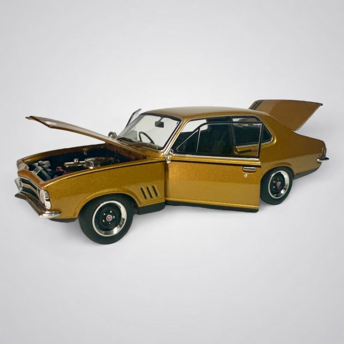 DDA COLLECTIBLES - 1:24 SCALE - HOLDEN TORANA LC GTR HERMES YELLOW - DIECAST MODEL