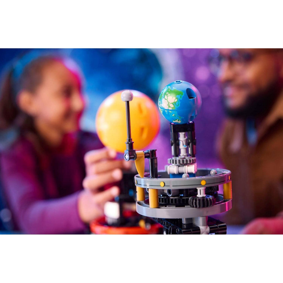 LEGO® 42179 Planet Earth and Moon in Orbit - Technic