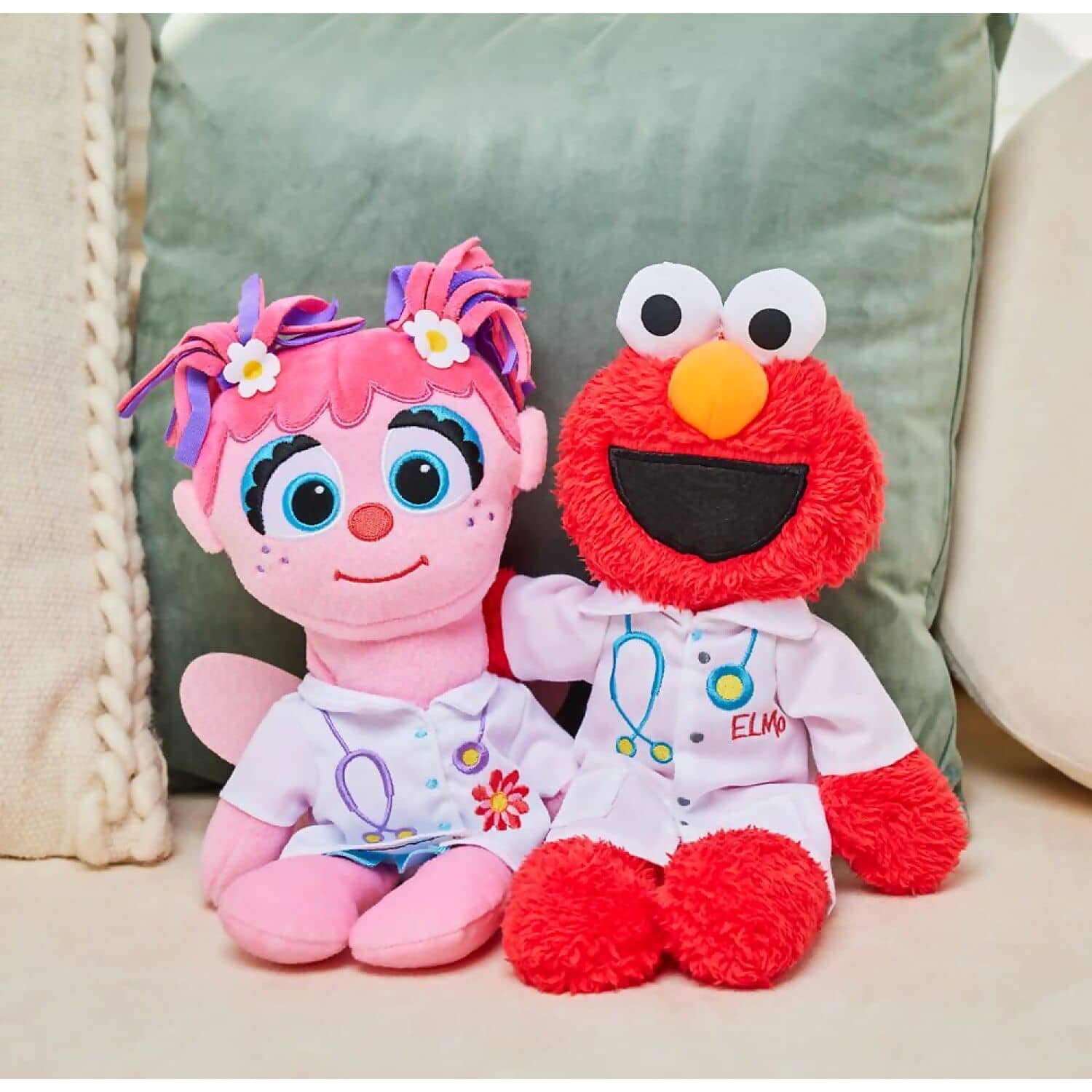 Sesame Street - Doctor Elmo Take-along Buddy 33cm Plush - Jasnor