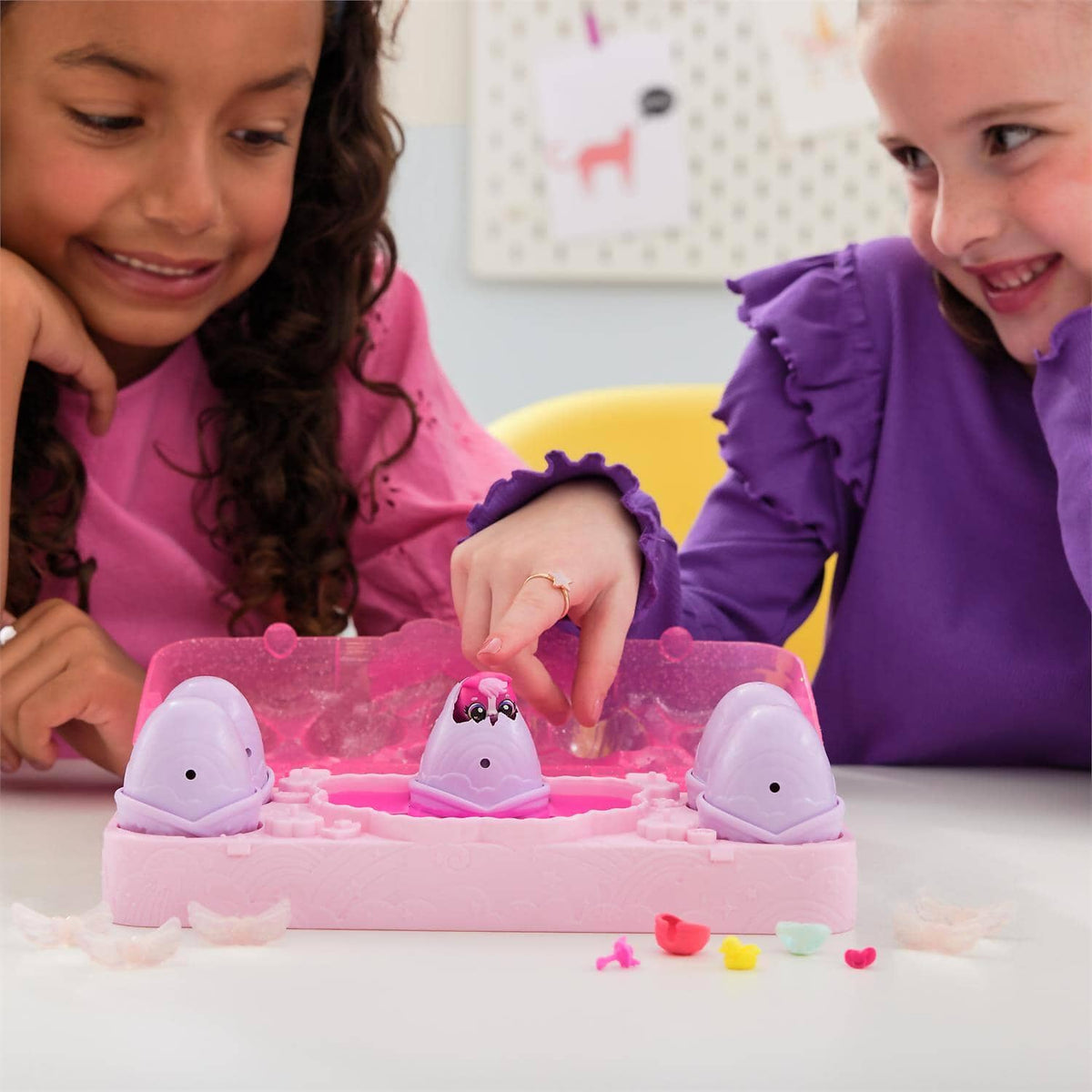 Hatchimals - Alive - Rainbow Splash Egg Carton