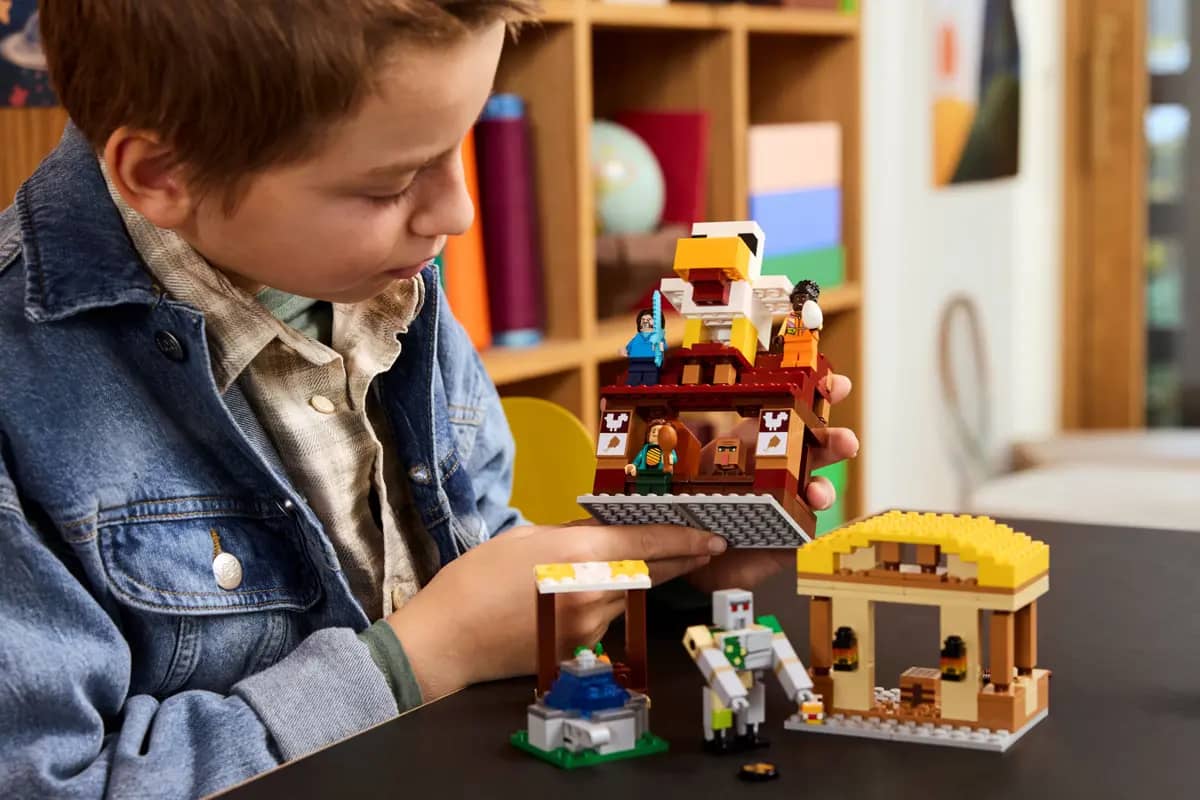 LEGO® 21273 The Ghast Balloon Village Attack - Minecraft®