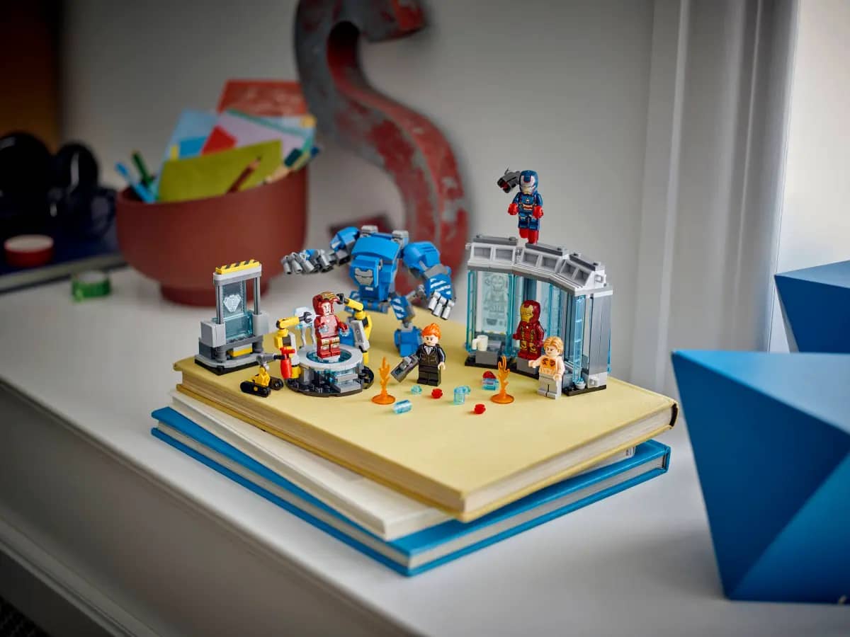 LEGO® 76315 Iron Man's Laboratory: Hall of Armor - Marvel Super Heroes