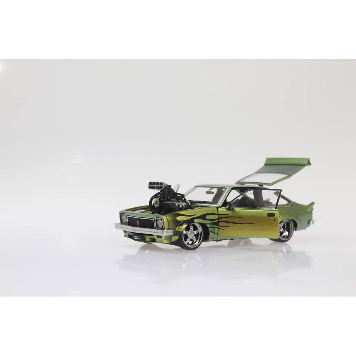 DDA COLLECTIBLES - 1:24 SCALE - COLOUR SHIFT WITH FLAMES A9X TORANA SUPERCHARGED FULLY DETAILED - DIECAST MODEL