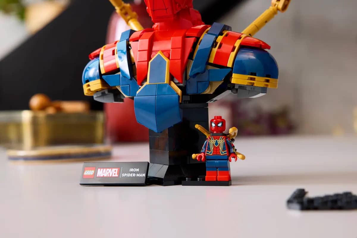 LEGO® 76326 Iron Spider-Man Bust - Marvel Super Heroes