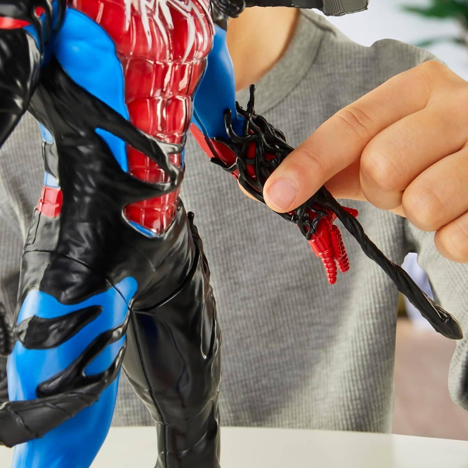 Marvel - Spider-Man - VenomVersus Spider-Man Liquid Shifter Colour Change 11-inch Action Figure - Hasbro