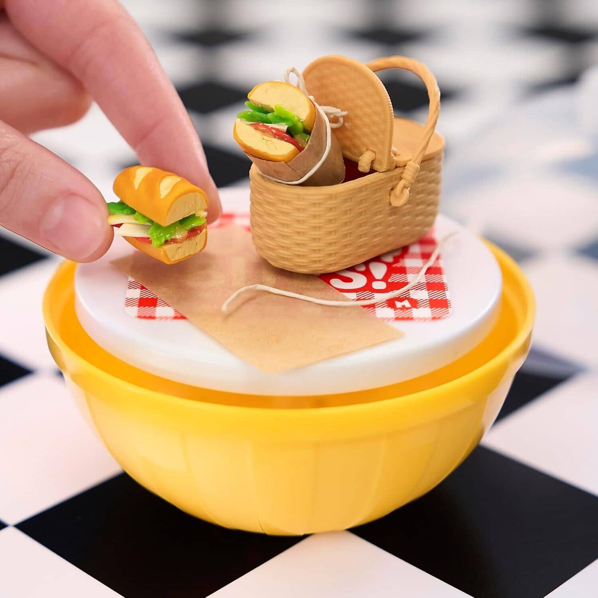 MGA's - Miniverse Make It Mini Diner Series 4 Collectibles Blind Capsule