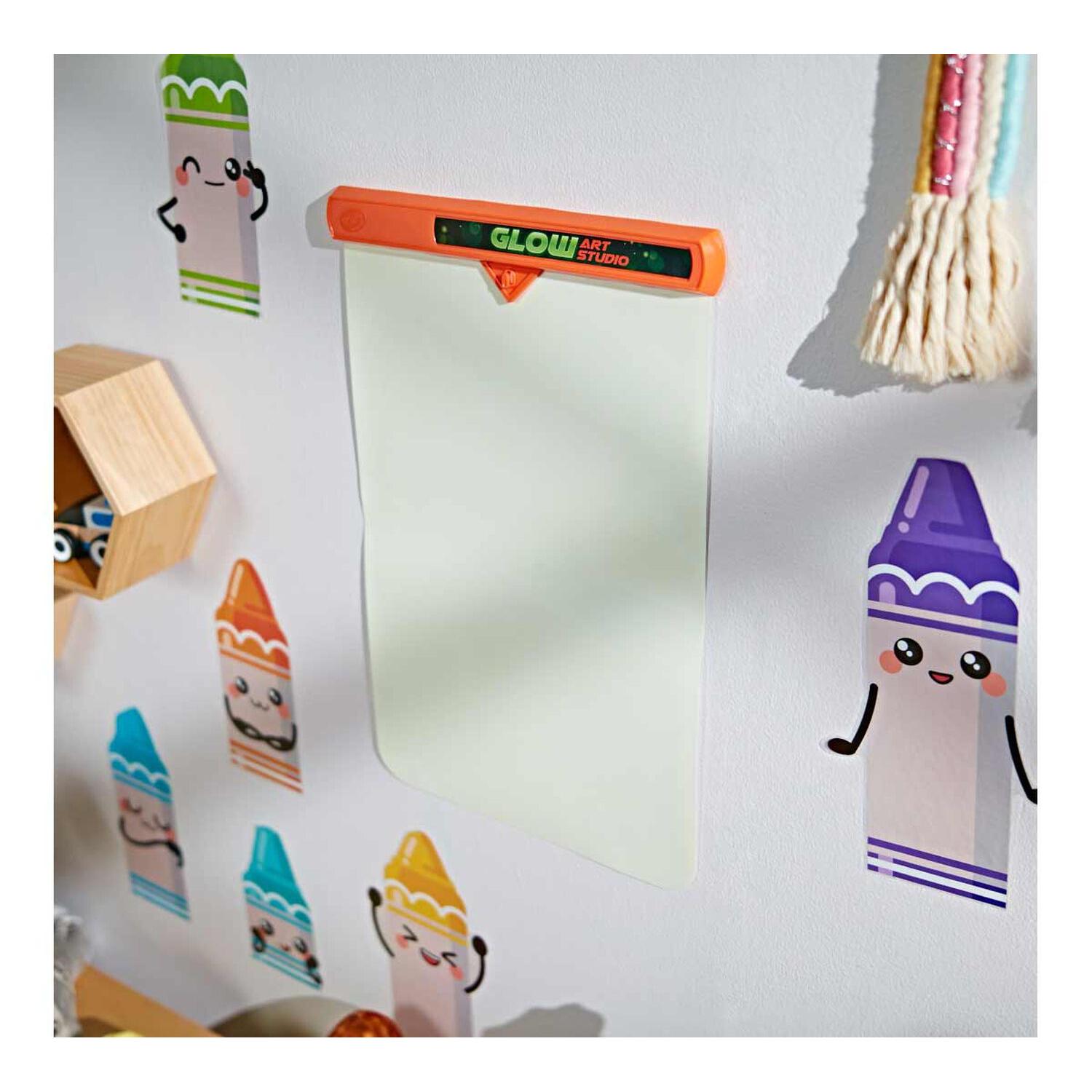 Crayola - Glow Art Studio Glow in the Dark Canvas