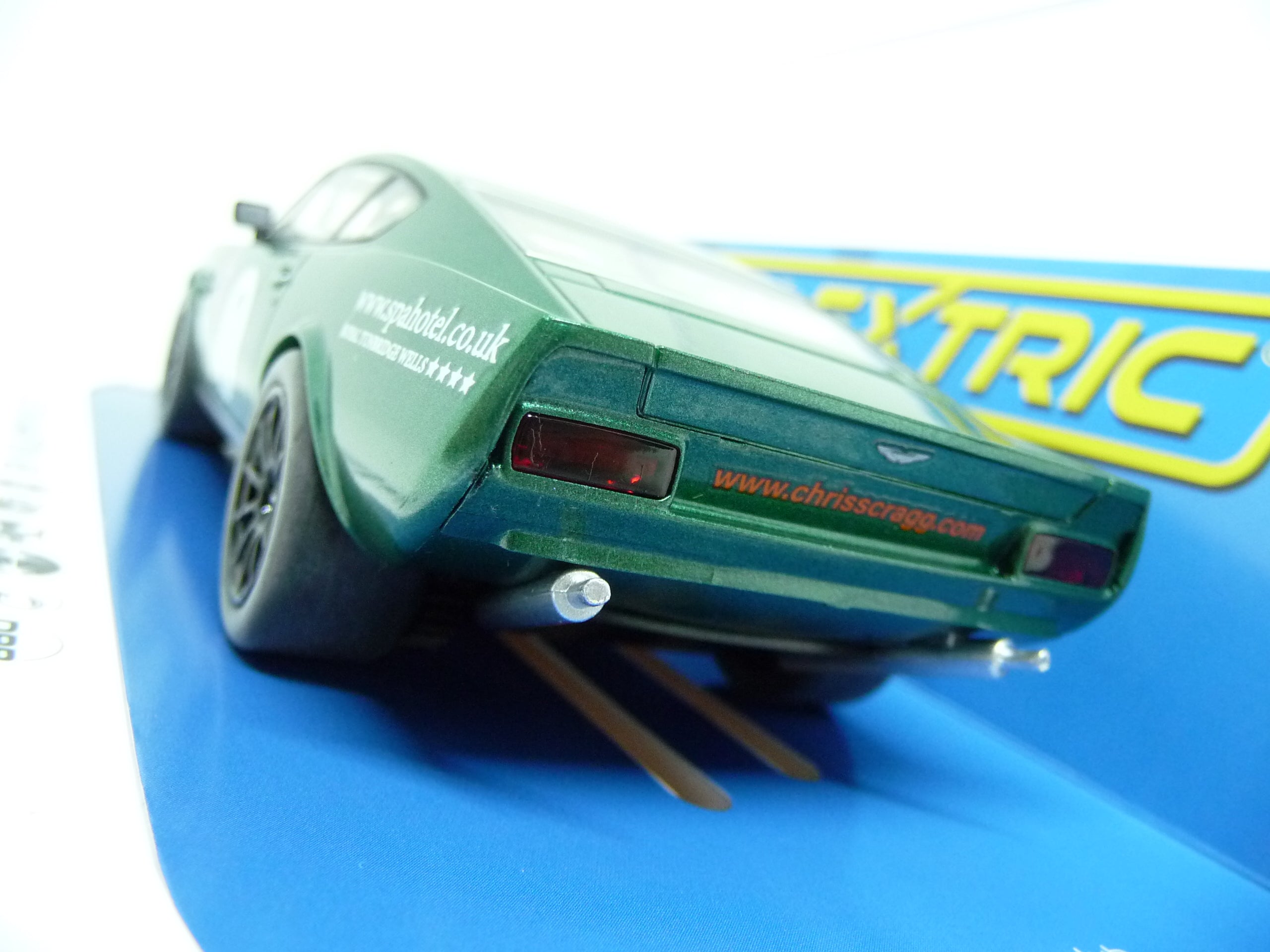 SCALEXTRIC - C4256 ASTON MARTIN V8 CHRIS SCRAGG RACING SLOT CAR ALSO SUITS CARRERA