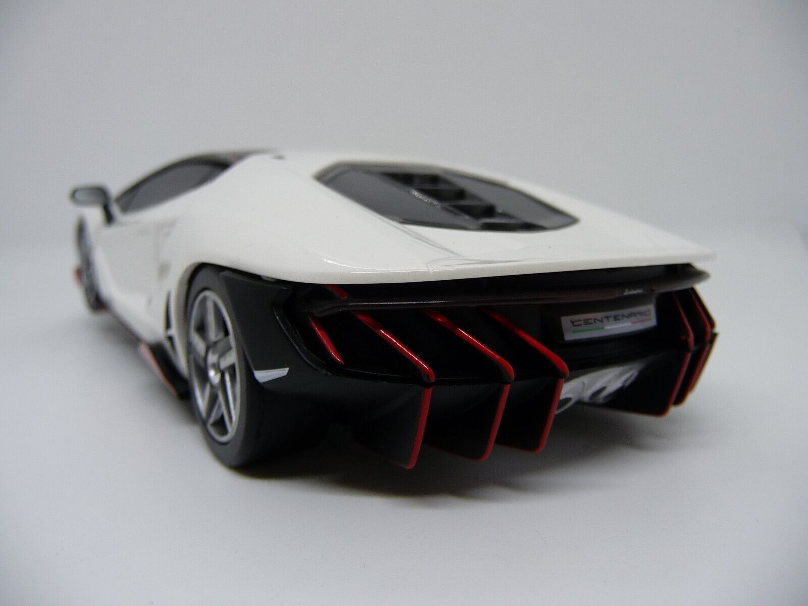 SCALEXTRIC - C4087 1:32 LAMBORGHINI CENTENARIO WHITE SLOT CAR SUIT CARRERA
