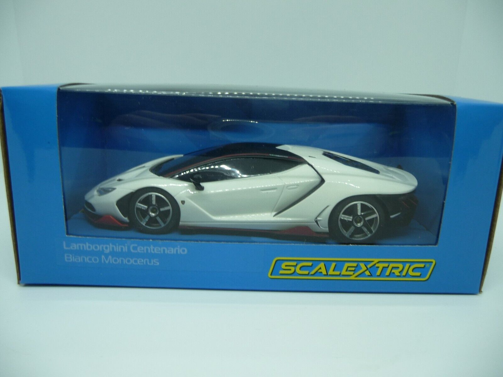 SCALEXTRIC - C4087 1:32 LAMBORGHINI CENTENARIO WHITE SLOT CAR SUIT CARRERA