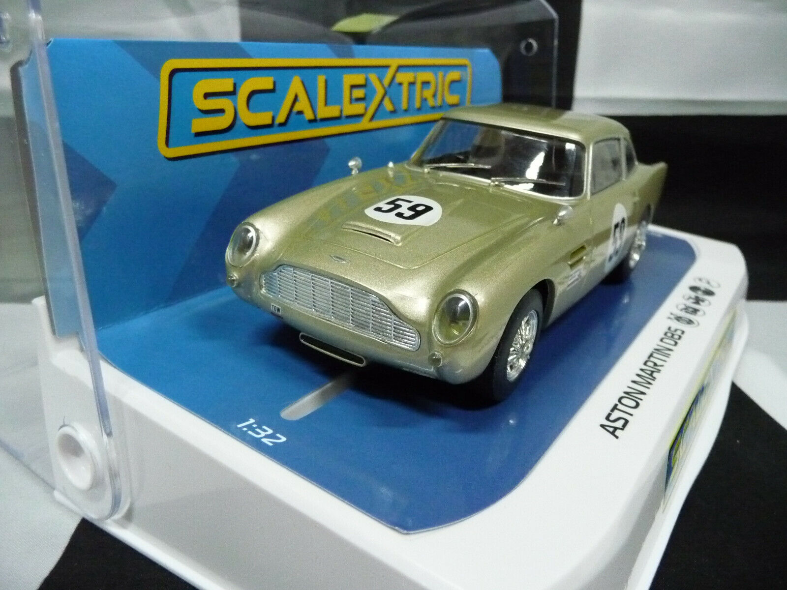 SCALEXTRIC - C4166 1:32 ASTON MARTIN DB5 WHITE GOLD SLOT CAR