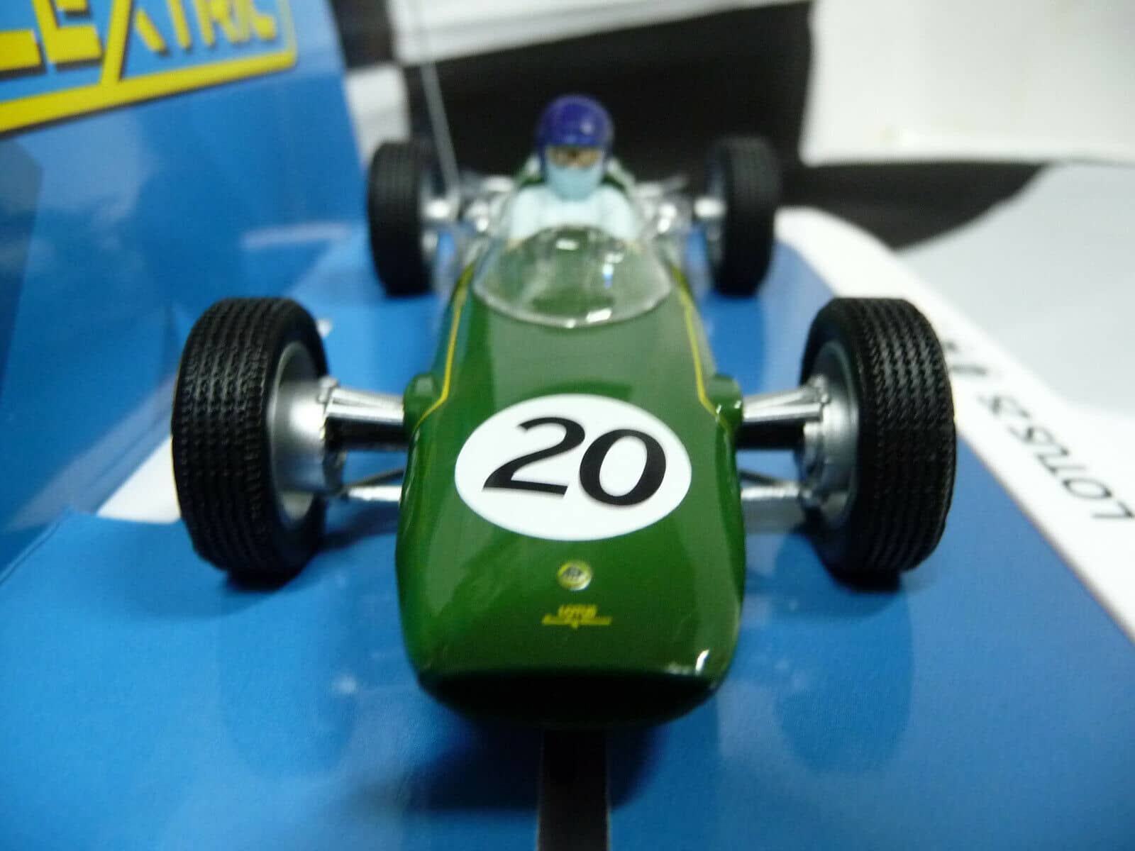 SCALEXTRIC - C4195 1:32 LOTUS 25 BRITISH 1962 JIM CLARK SLOT CAR SUIT CARRERA